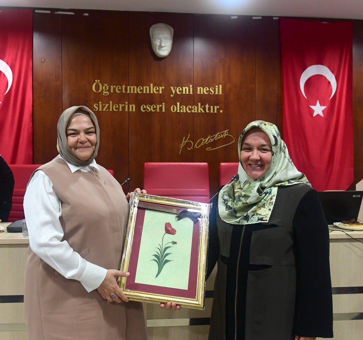ProfDrAGurcan's tweet photo. Kültürel çeşitliliği bir zenginlik olarak gören, toplumsal anlayışı güçlendirmeyi hedefleyen her adım; daha kapsayıcı, daha huzurlu bir geleceğin teminatıdır.

Bugün Anadolu Üniversitesi’nde “Uyum Köprüleri” projesi kapsamında gençlerle bir araya gelmekten, farklılıklarımızla nasıl bir güç inşa edebileceğimizi konuşmaktan büyük bir memnuniyet duydum.

Bu anlamlı organizasyonda emeği geçen başta Rektörümüz Prof. Dr. Yusuf Adıgüzel’e, Medeniyet Üniversitesi’ne, Aysit Vakfı ve Süreyya Derneği’ne, Proje sahibi Gülenay Pınarbaşı’na ve özellikle genç katılımcılara teşekkür ederim.
📍Anadolu Üniversitesi
