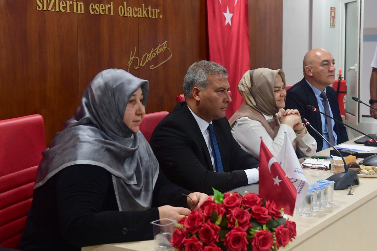ProfDrAGurcan's tweet photo. Kültürel çeşitliliği bir zenginlik olarak gören, toplumsal anlayışı güçlendirmeyi hedefleyen her adım; daha kapsayıcı, daha huzurlu bir geleceğin teminatıdır.

Bugün Anadolu Üniversitesi’nde “Uyum Köprüleri” projesi kapsamında gençlerle bir araya gelmekten, farklılıklarımızla nasıl bir güç inşa edebileceğimizi konuşmaktan büyük bir memnuniyet duydum.

Bu anlamlı organizasyonda emeği geçen başta Rektörümüz Prof. Dr. Yusuf Adıgüzel’e, Medeniyet Üniversitesi’ne, Aysit Vakfı ve Süreyya Derneği’ne, Proje sahibi Gülenay Pınarbaşı’na ve özellikle genç katılımcılara teşekkür ederim.
📍Anadolu Üniversitesi