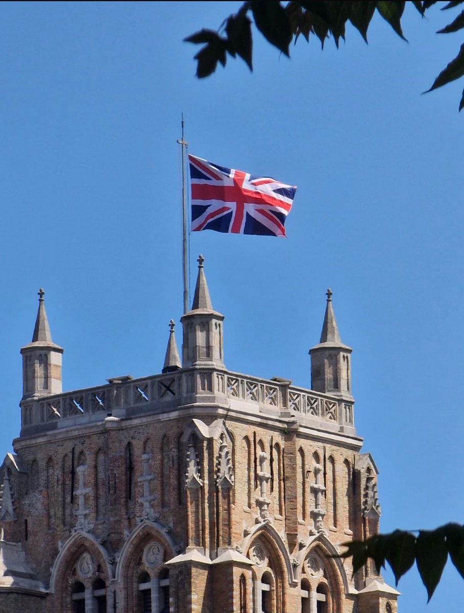 Today, the Union Flag flies above the Beffroi Saint-Éloi in Dunkirk, for the first time in history.

A proud, quiet tribute to 85 years of friendship, sacrifice, and remembrance.

We stands humbled and grateful.

Thank you, Dunkirk. We will never forget.

#OperationDynamo85