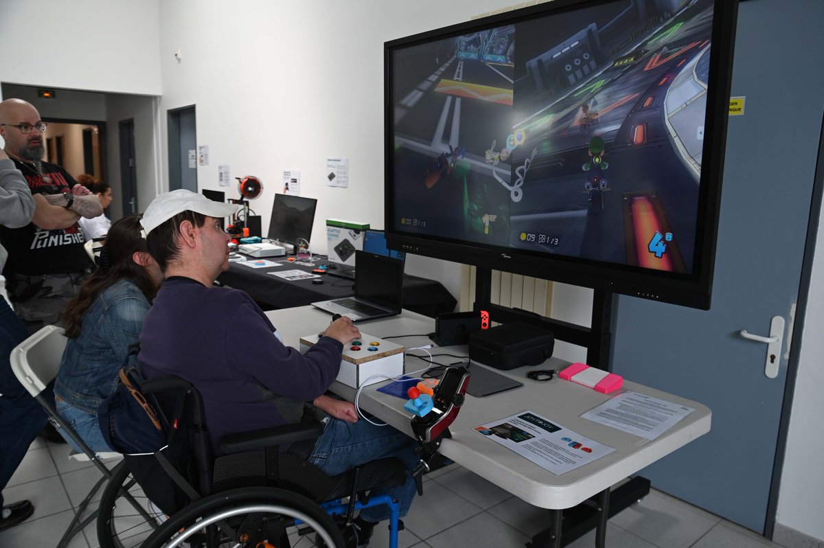 fabien_bazin's tweet photo. #Imphy : la fierté du sentiment d'utilité ! 
Sous l'impulsion du dynamique ergothérapeute Julien Oudin, se tenait hier la présentation du "Kit handicap" aux équipes du Foyer d'accueil médicalisé de l'Association des paralysés de France (APF).
Quelle fierté, quel bonheur ! https://t.co/ZdlH37eADT