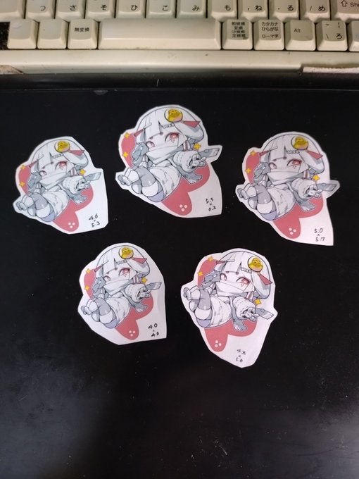 #COMITIA152 
おまけのステッカー、サイズ見本で増殖中。 