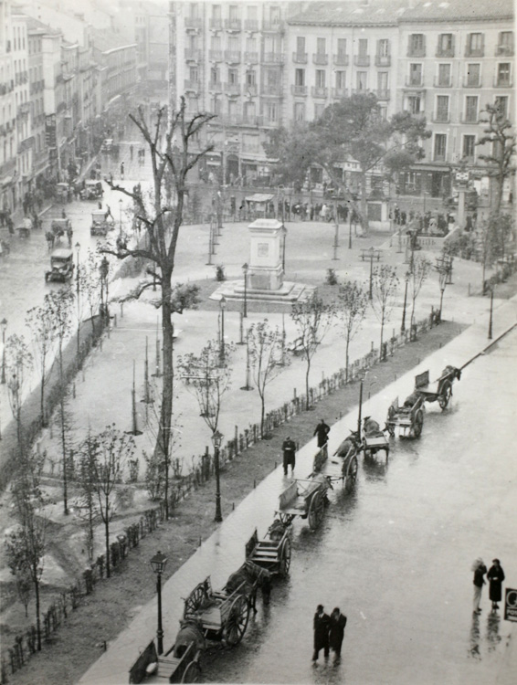 MadridAntiguo's tweet photo. Tirso de Molina sin la estatua del dramaturgo, inaugurada el 17 de julio de 1943 (Elisa Velasco Orensanz, ARCM) https://t.co/XZ1TX4iSqt