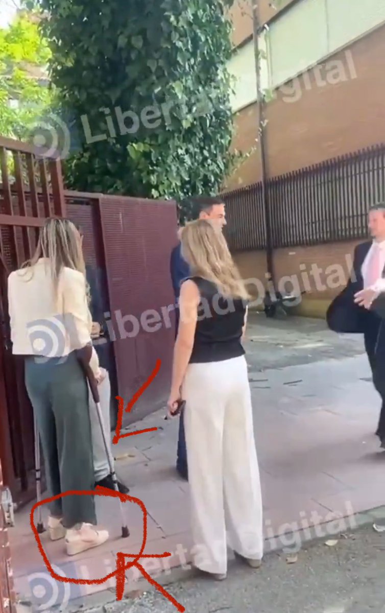patriciardguezc's tweet photo. A ver qué me explique alguien como se puede llevar muletas y unas cuñas. Nada más que decir señoría https://t.co/TtPsQswyFr