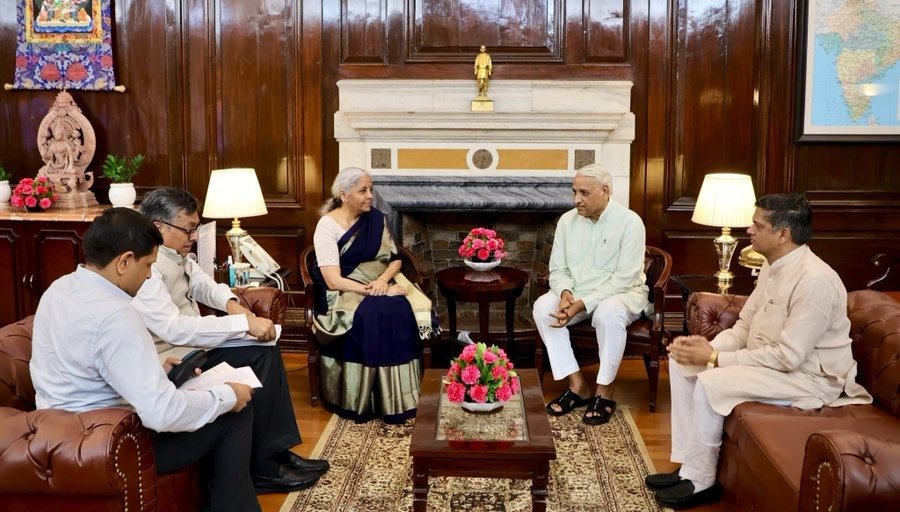 लघु उद्योग भारती के एक उच्च स्तरीय प्रतिनिधिमंडल ने केंद्रीय वित्त एवं कॉर्पोरेट मंत्री, श्रीमती निर्मला सीतारमण जी से शिष्टाचार भेंट कर सूक्ष्म एवं लघु उद्योग क्षेत्र से जुड़े महत्वपूर्ण विषयों पर चर्चा की । इस प्रतिनिधिमंडल का नेतृत्व श्री प्रकाश चंद जी, अखिल भारतीय संगठन