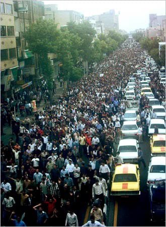 m_rahmanifar's tweet image. #خرداد۲۶-دا آذربایجان تورک‌لرینین عدالت و اؤزگورلوک حاققینی ساوونماسیز بورخماق آماجی ایله باش ساوچیمیزی دارا چکدیلر. #خرداد۸۵-ده آذربایجان تورک‌لری اوچون عدالت و اؤزگورلوک ایسته‌ین میلیونلارجا آدام خیاوان‌لارا تؤکولدو. 

#بیز_قاییتمیشیق 
#فریدون_ابراهیمی