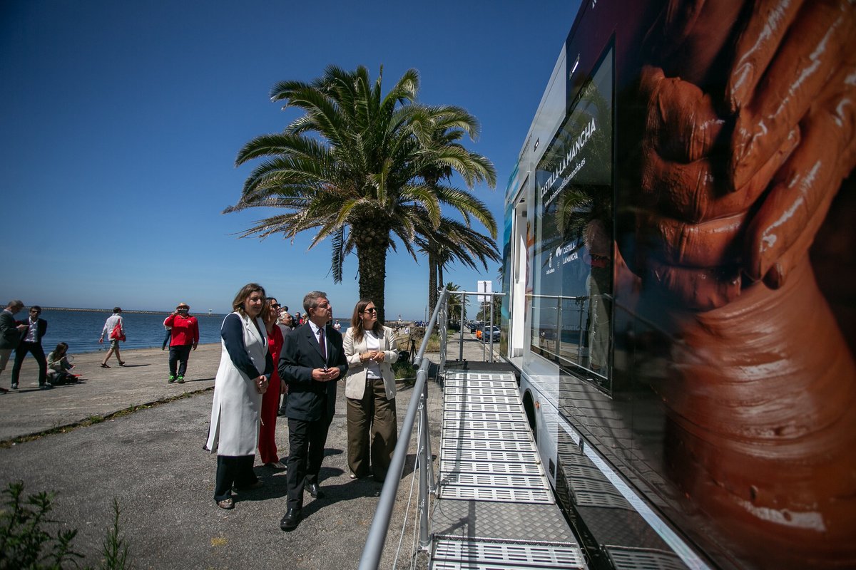 EstherPadillaR's tweet photo. Con #FARCAMA llevamos a #Oporto más que artesanía, llevamos nuestra identidad, nuestra tradición, el alma de #CLM
Con una ubicación inmejorable garantizamos a nuestros artesanos y artesanas enorme visibilidad y visitantes continuos
Seguimos creando vínculos con el país vecino🇵🇹 https://t.co/ILqWGmOQ3q