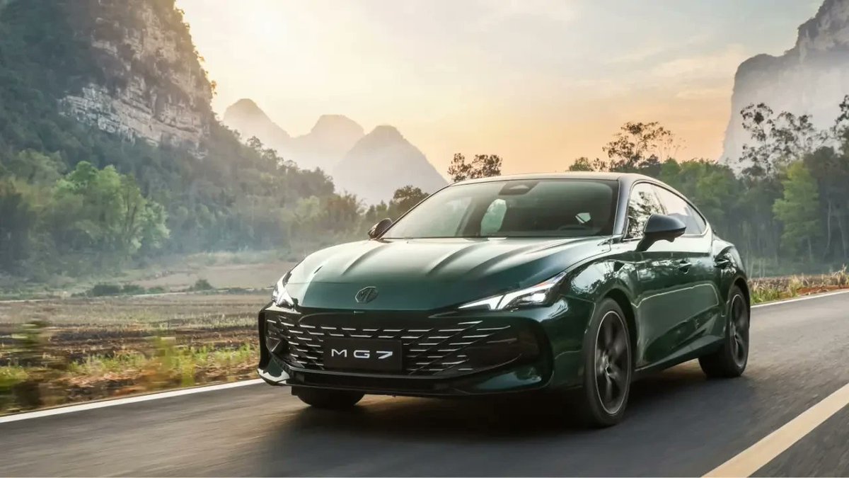 turbo7web's tweet photo. 🚗 MG7, Türkiye'de Satışta! Başlangıç fiyatı: 2.470.000 TL 💸

MG markasının sportif sedan modeli MG7, Türkiye yollarına adım attı! Şık tasarımı, güçlü motoru ve zengin donanımıyla dikkat çeken model, Passion ve Excellence donanım seviyeleriyle satışta.

🛠️ Motor & Performans:

🔹 1.5L Turbo benzinli motor
🔹 170 beygir güç – 275 Nm tork
🔹 Maksimum hız: 200 km/s
🔹 Ortalama tüketim: 7L / 100 km

📏 Boyutlar:

🔸 Uzunluk: 4884 mm
🔸 Genişlik: 1889 mm
🔸 Yükseklik: 1447 mm
🔸 Aks mesafesi: 2778 mm
🔸 Bagaj hacmi: 375 litre
🔸 Jantlar: 18 veya 19 inç alüminyum alaşımlı (versiyona göre)

🎯 MG7 Türkiye Fiyat Listesi (Mayıs 2025):

• MG7 Passion: 2.470.000 TL
• MG7 Excellence: 2.690.000 TL
• MG7 Excellence Red Edition: 2.770.000 TL

✨ Passion Donanımda Öne Çıkanlar:

✔️ 33” UniScreen multimedya ekranı
✔️ Dört egzoz çıkışı, LED farlar
✔️ Kablosuz şarj, çift b��lgeli klima
✔️ Anahtarsız giriş & çalıştırma
✔️ Adaptif hız sabitleyici
✔️ Şerit takip & acil fren sistemi
✔️ 6 hoparlör + geri görüş kamerası

🔝 Excellence Donanım Farkları:

🌌 Elektrikli panoramik cam tavan
🎧 Opsiyonel Bose ses sistemi (9 hoparlör)
🪑 Isıtmalı & hafızalı koltuklar
🚗 Elektrikli bagaj kapağı
📸 360 derece kamera, Head-Up Display
🌈 Ambiyans aydınlatma
🪞 Otomatik kararan dikiz aynası