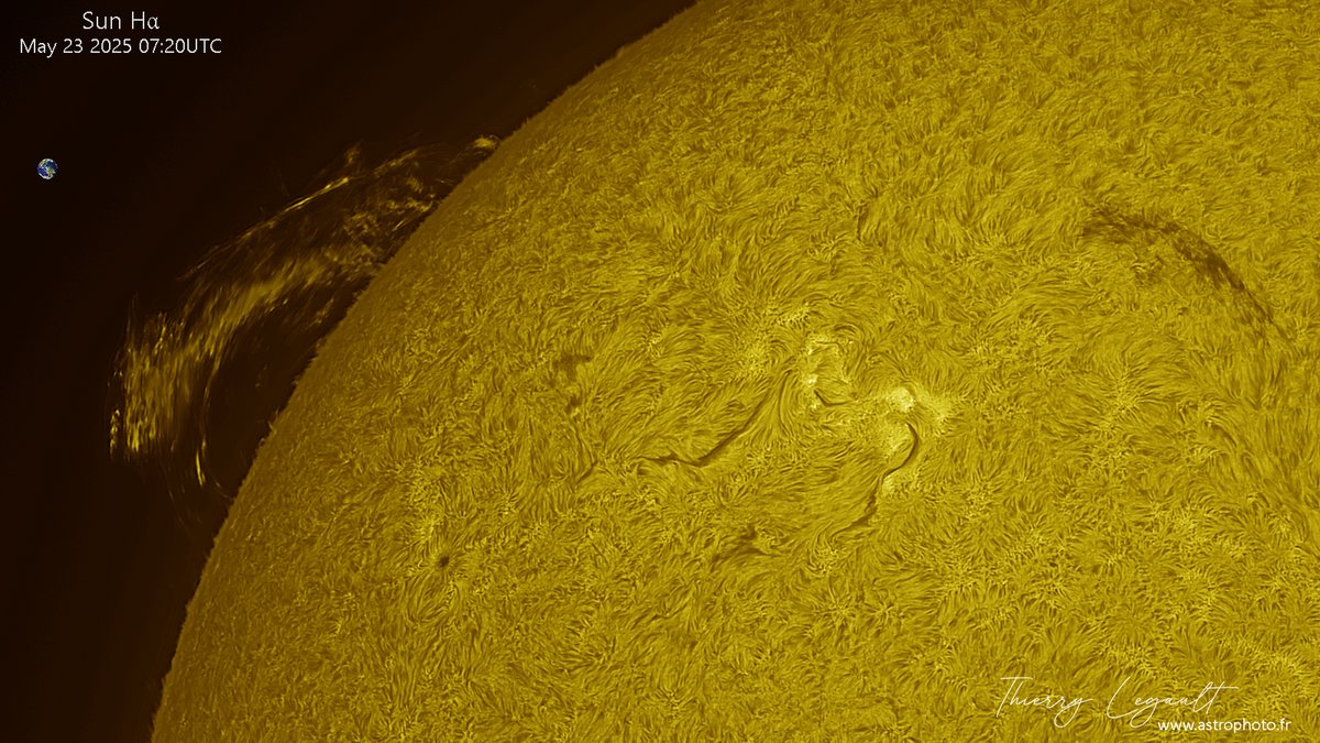 ThierryLegault's tweet image. Today's huge and fast prominence, only 15 minutes between each of those images! 馃槑
The Earth at scale on the left 馃槻