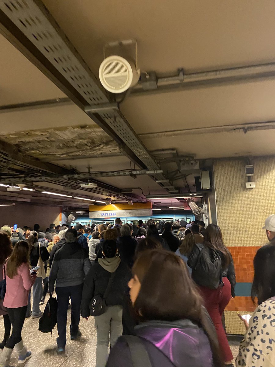 Nicocolet's tweet photo. El @metrodesantiago como siempre dando la cacha 😒😒😒🤦🏽‍♀️
Caro y malo https://t.co/c1qtC3fqaK