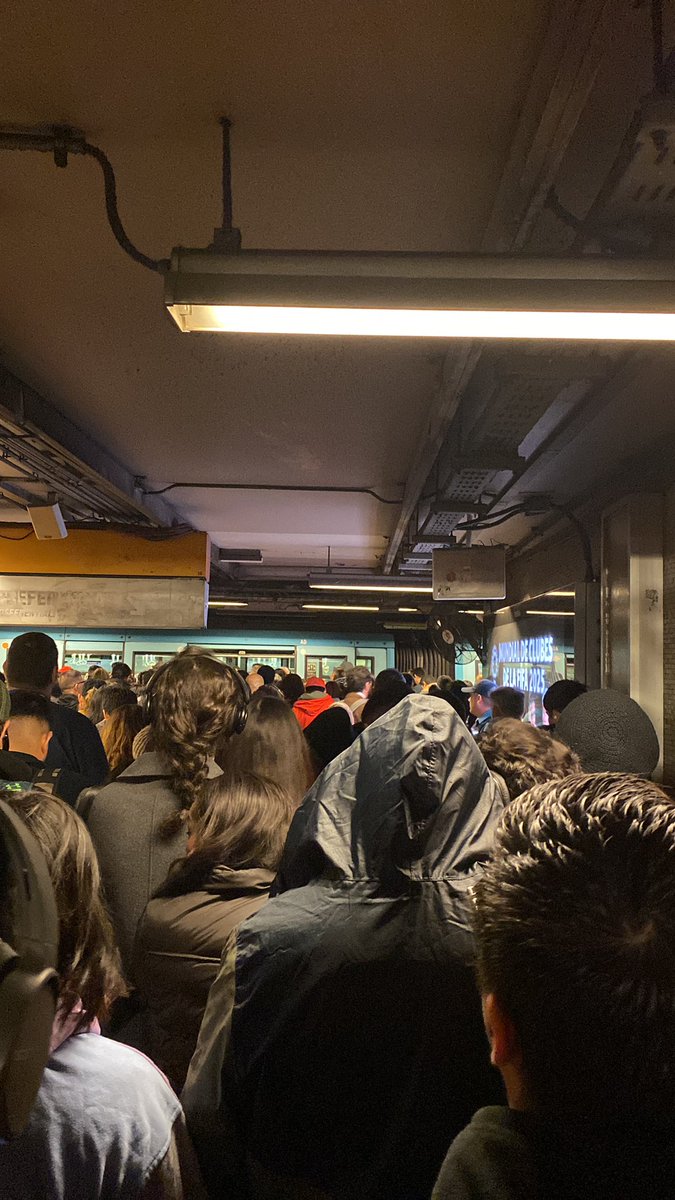 Nicocolet's tweet photo. El @metrodesantiago como siempre dando la cacha 😒😒😒🤦🏽‍♀️
Caro y malo https://t.co/c1qtC3fqaK