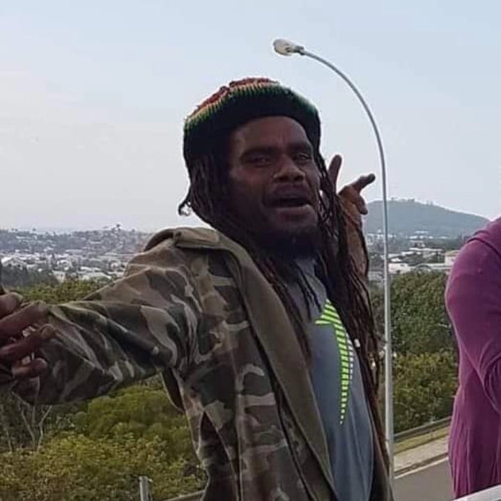 [ DEVOIR DE MÉMOIRE 🇳🇨 ]

Le 24 mai 2024, Dany Tidjite 48 ans originaire de Tiwaka est assassiné par des policiers en civil de passage avec leur arme de service sur un barrage dans le cadre de la lutte contre le dégel du corps électoral. 

#martyrdelaKanaky🇳🇨