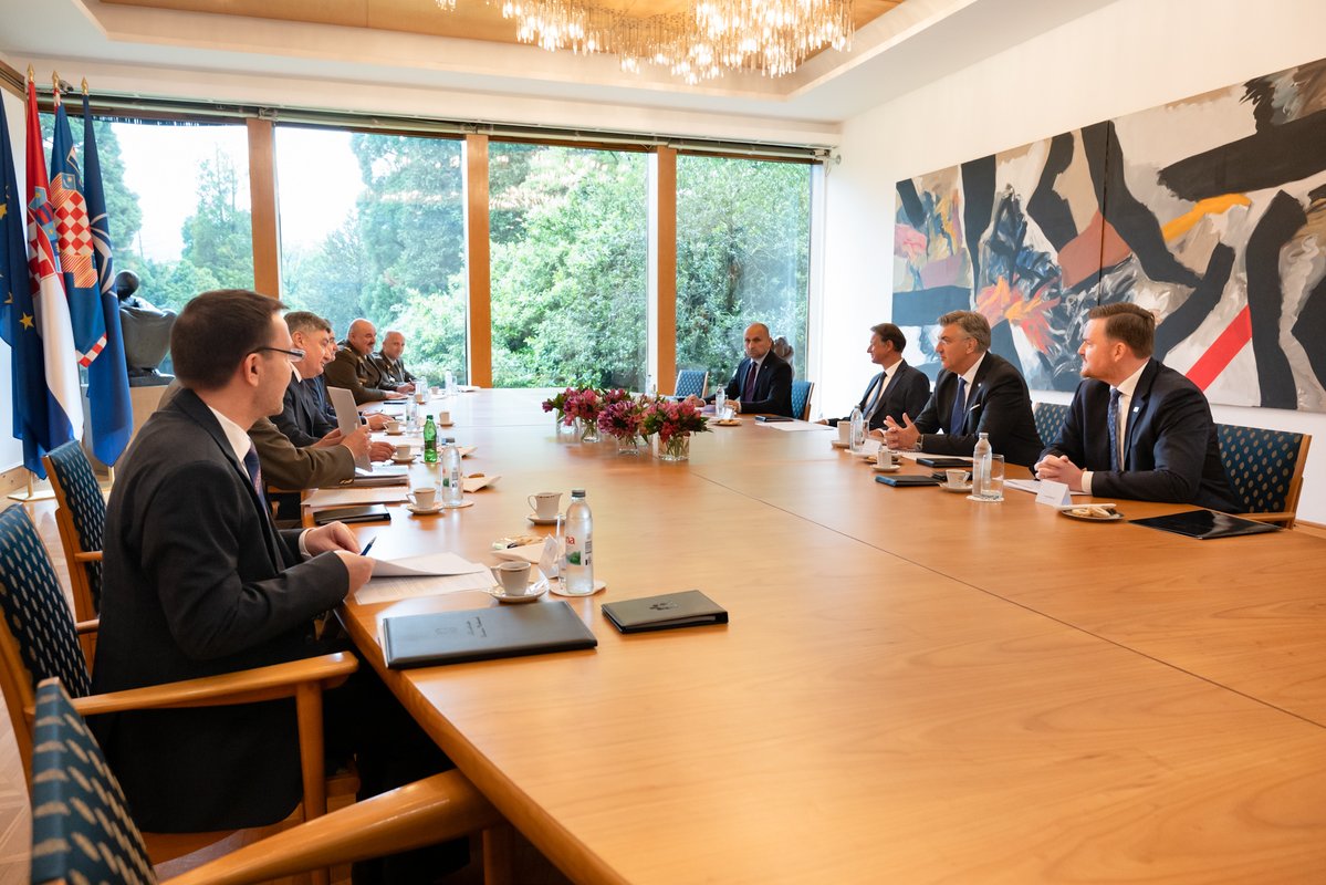 Vlada Republike Hrvatske (@vladarh) on Twitter photo PVRH <a href="/AndrejPlenkovic/">Andrej Plenković</a> te ministri <a href="/ivananusic12/">Ivan Anušić</a> i <a href="/Marko_Primorac_/">Marko Primorac</a> sudjelovali su na sjednici Vijeća za obranu u <a href="/Ured_PRH/">Ured predsjednika RH</a>. Prihvaćeni su:
- nacrt Strategije obrane RH i
- nacrt Dugoročnog plana razvoja OSRH 2025. - 2036.
rb.gy/et55xo PVRH <a href="/AndrejPlenkovic/">Andrej Plenković</a> te ministri <a href="/ivananusic12/">Ivan Anušić</a> i <a href="/Marko_Primorac_/">Marko Primorac</a> sudjelovali su na sjednici Vijeća za obranu u <a href="/Ured_PRH/">Ured predsjednika RH</a>. Prihvaćeni su:
- nacrt Strategije obrane RH i
- nacrt Dugoročnog plana razvoja OSRH 2025. - 2036.
rb.gy/et55xo