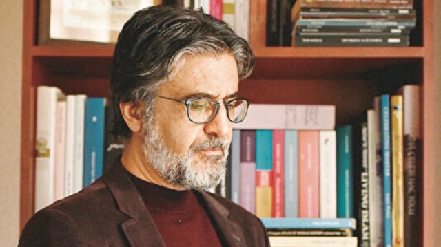 “Çürüme de, umut da hep var olacak…”

Merhum gazeteci ve mütefekkir Akif Emre, bereketi beraberinde getiren yüreklerden bahsediyordu. İhtiyacımız olan o insanlardan…

Kendisini de öyle bir yürek olarak bilip öyle anıyoruz. Rahmet ola…

akifemre.com/curume-de-umut…