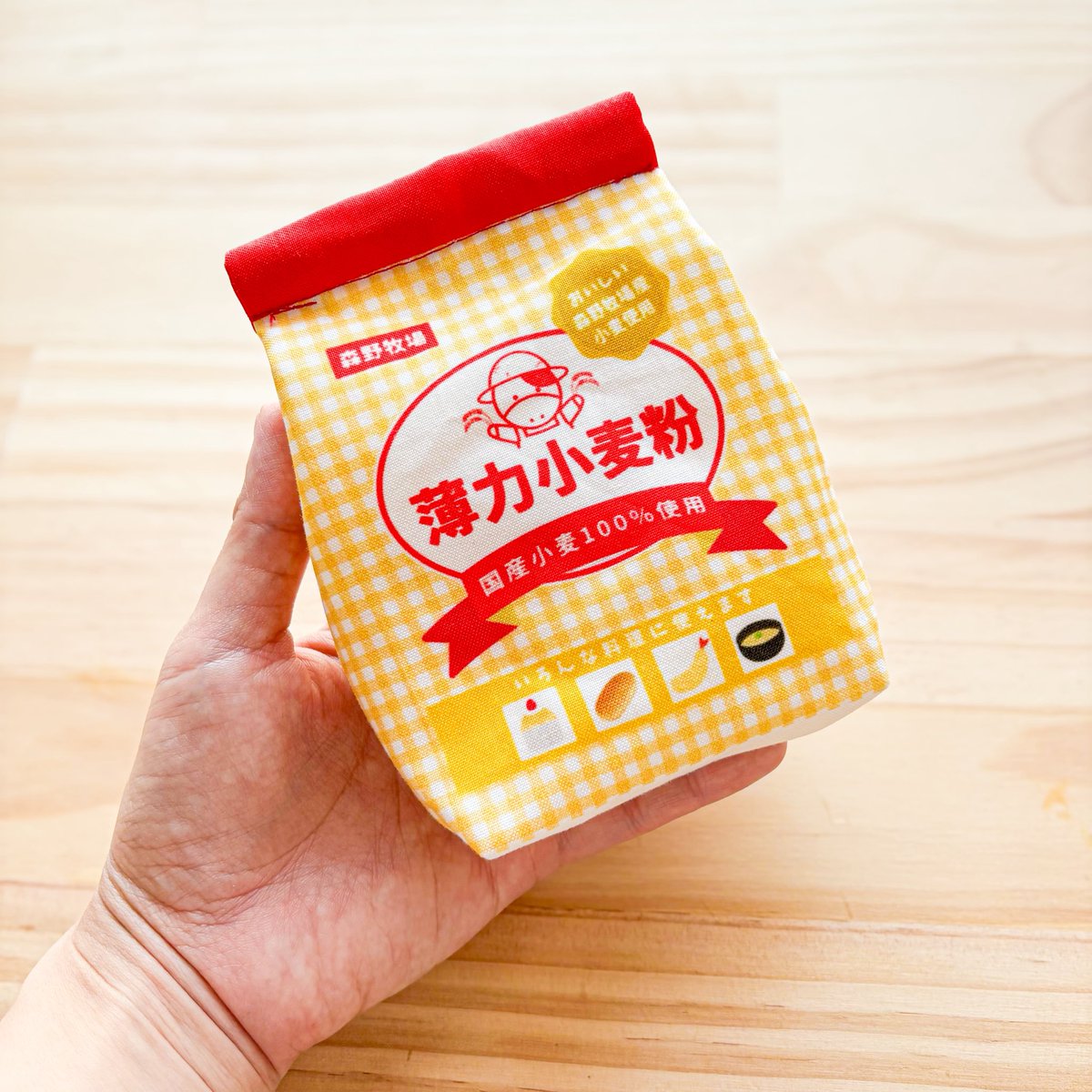 gyutto1703's tweet photo. 【販売のお知らせ】
5/26(月)21:00〜オンラインショップにて下記商品を販売します。

・絆創膏ポーチ(赤)
・チキンナゲット風ポケットティッシュケース
・肉まんの紙風タオルハンカチ
・銭湯な巾着(４種)
・小麦粉なポーチ(数量限定)
・ミルクキャンディポーチ

皆様からのお迎え、お待ちしてます🥰 https://t.co/QSNf0ceV6D