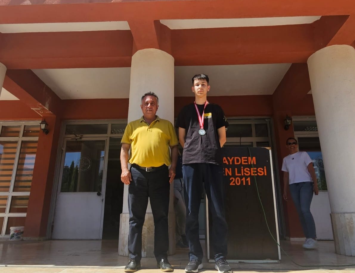 AYDEM Fen Lisesi öğrencimiz Ahmet TİYEK, Ulusal Matematik olimpiyatlarında altın madalya kazanmıştır. Öğrencimizi tebrik ederiz.👏👏👏 <a href="/denizlimem/">Denizli İl Millî Eğitim Müdürlüğü</a> <a href="/emre_caliskan/">Emre Çalışkan</a> <a href="/MEMMerkezefendi/">Merkezefendi İlçe Milli Eğitim Müdürlüğü</a> <a href="/AYDEMFenLisesi/">AYDEM Fen Lisesi</a>