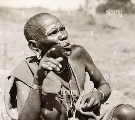 "Ona tigana na tùcùnī túú, ona nî mathikúrie Kamarū na Rugwiti, kwa múcukani tútigacoka."