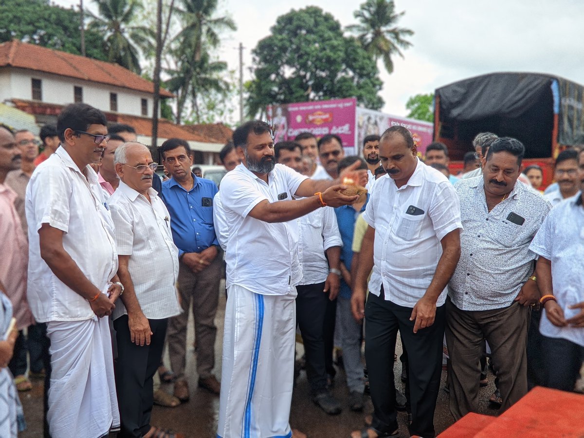 gantihole's tweet photo. ಕೇಂದ್ರ ಅಡಿಕೆ ಮತ್ತು ಕೊಕ್ಕೋ ಮಾರಾಟ ಮತ್ತು ಸಂಸ್ಕರಣಾ ಸಹಕಾರಿ (ಕ್ಯಾಂಪ್ಕೊ) ನಿಯಮಿತದ ವತಿಯಿಂದ ಸಿದ್ದಾಪುರದಲ್ಲಿ ನಿರ್ಮಿಸಲಾದ ಕ್ಯಾಂಪ್ಕೊ ವೃತ್ತವನ್ನು ಶಾಸಕರಾದ ಶ್ರೀ ಕಿರಣ್ ಕುಮಾರ್ ಕೊಡ್ಗಿ ಮತ್ತು ಪ್ರಮುಖರರೊಂದಿಗೆ ಉದ್ಘಾಟಿಸಲಾಯಿತು.
@KiranKodgiBjp
#Campco #CampcoCircle #SamruddhaByndoor #GururajGantihole https://t.co/HHt3ZLtw0h