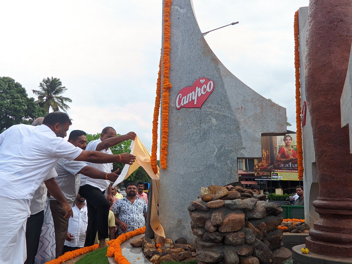 gantihole's tweet photo. ಕೇಂದ್ರ ಅಡಿಕೆ ಮತ್ತು ಕೊಕ್ಕೋ ಮಾರಾಟ ಮತ್ತು ಸಂಸ್ಕರಣಾ ಸಹಕಾರಿ (ಕ್ಯಾಂಪ್ಕೊ) ನಿಯಮಿತದ ವತಿಯಿಂದ ಸಿದ್ದಾಪುರದಲ್ಲಿ ನಿರ್ಮಿಸಲಾದ ಕ್ಯಾಂಪ್ಕೊ ವೃತ್ತವನ್ನು ಶಾಸಕರಾದ ಶ್ರೀ ಕಿರಣ್ ಕುಮಾರ್ ಕೊಡ್ಗಿ ಮತ್ತು ಪ್ರಮುಖರರೊಂದಿಗೆ ಉದ್ಘಾಟಿಸಲಾಯಿತು.
@KiranKodgiBjp
#Campco #CampcoCircle #SamruddhaByndoor #GururajGantihole https://t.co/HHt3ZLtw0h
