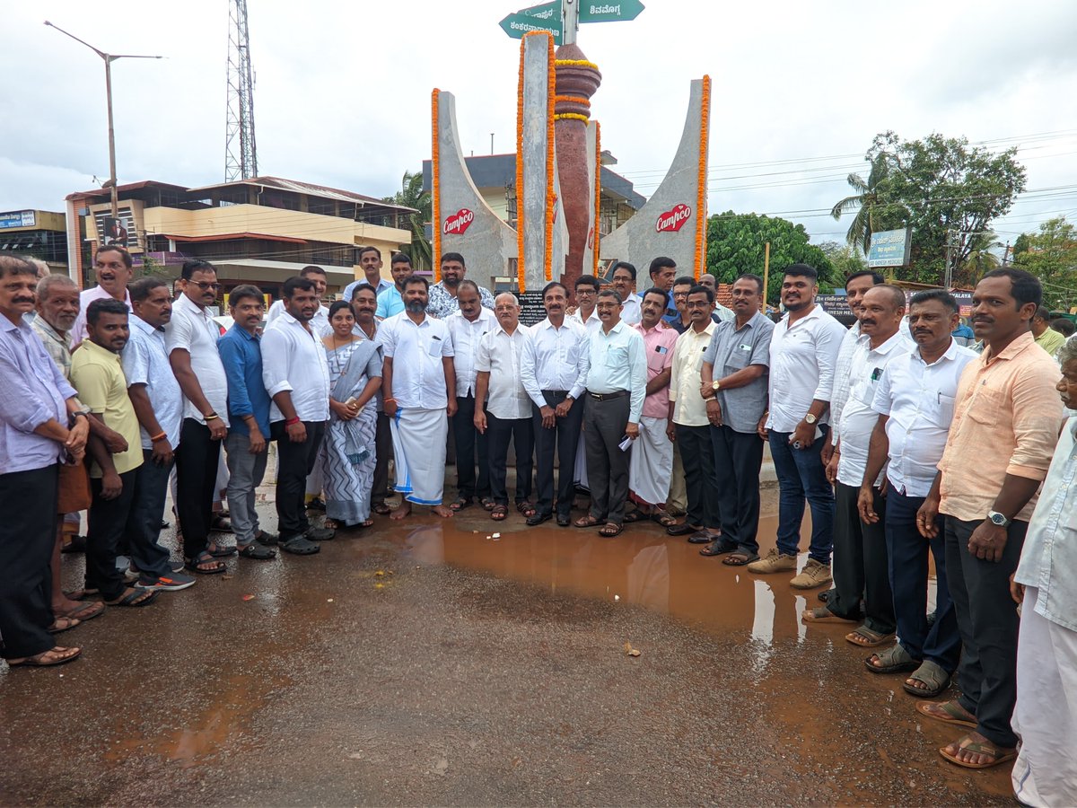 gantihole's tweet photo. ಕೇಂದ್ರ ಅಡಿಕೆ ಮತ್ತು ಕೊಕ್ಕೋ ಮಾರಾಟ ಮತ್ತು ಸಂಸ್ಕರಣಾ ಸಹಕಾರಿ (ಕ್ಯಾಂಪ್ಕೊ) ನಿಯಮಿತದ ವತಿಯಿಂದ ಸಿದ್ದಾಪುರದಲ್ಲಿ ನಿರ್ಮಿಸಲಾದ ಕ್ಯಾಂಪ್ಕೊ ವೃತ್ತವನ್ನು ಶಾಸಕರಾದ ಶ್ರೀ ಕಿರಣ್ ಕುಮಾರ್ ಕೊಡ್ಗಿ ಮತ್ತು ಪ್ರಮುಖರರೊಂದಿಗೆ ಉದ್ಘಾಟಿಸಲಾಯಿತು.
@KiranKodgiBjp
#Campco #CampcoCircle #SamruddhaByndoor #GururajGantihole https://t.co/HHt3ZLtw0h