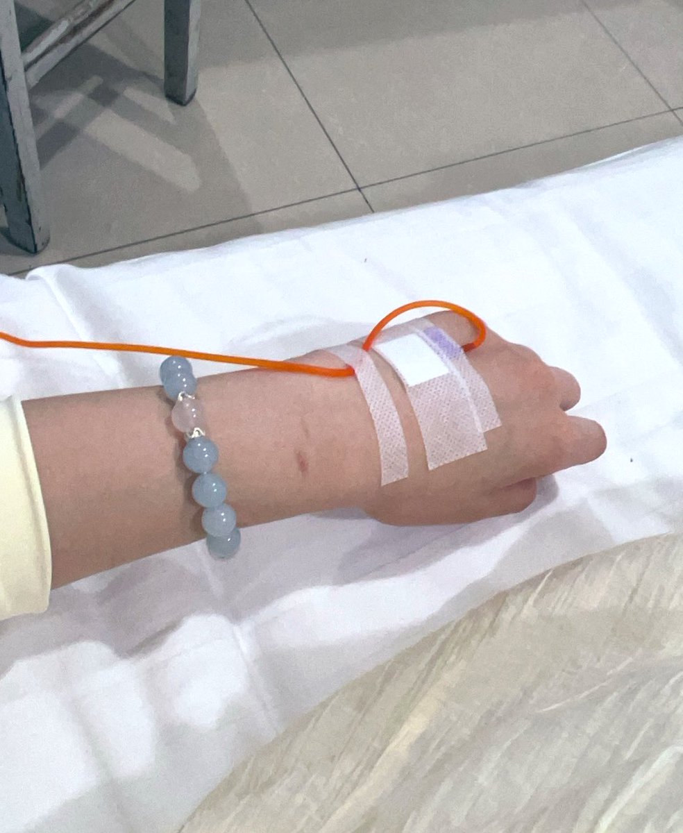 去贵阳玩环境不好，也不好吃，贵厨酸汤牛肉直接急性肠胃炎便血+发烧+呕吐。
一个人在医院做检查输液，朋友嘴上说关心但实际行动为零，说她们也很累我不考虑她们。这次旅行我提前结束了，选择一个人回家，对这件事除了生气更多的是失望，是我对她们期待太高了……
我很勇敢并且把自己照顾的很好，我很棒