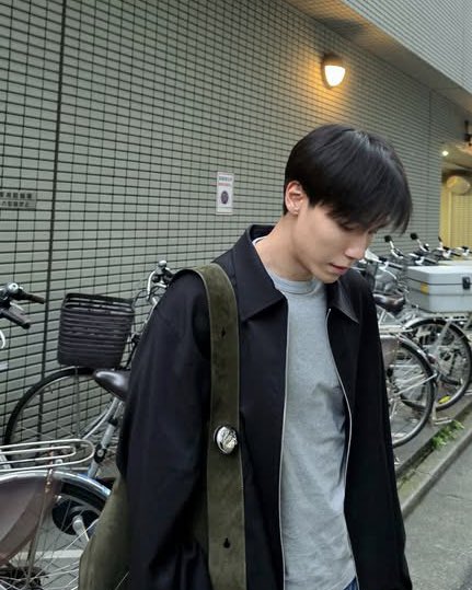 หล่อมากแต่ทรงนี้เหมือนลงแคปชั่นว่า

“ปีที่แล้วมีเธอ แต่ปีนี้ไม่มีเธอแล้ว”