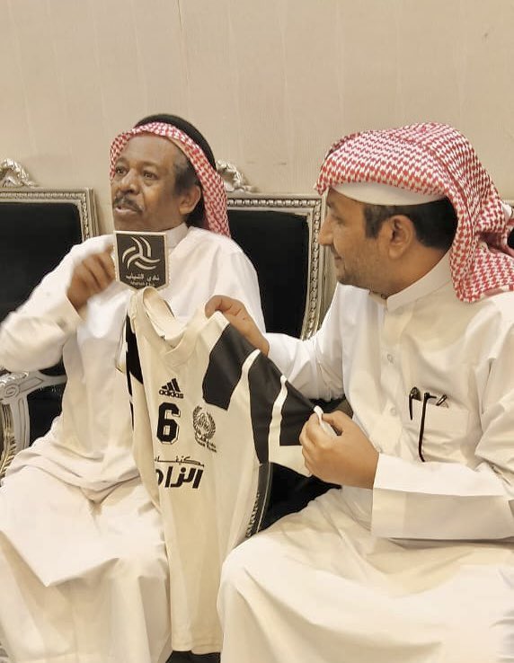 mnsoormsd's tweet photo. المتحف الرياضي يكرم الفنان الممثل القدير بشير الغنيم  عاشق نادي الشباب بتقديم تيشرت تاريخي ومجموعة أعلام النادي في حقبة التسعينات مساء الأمس في ديوانية أخي الع��يز خالد الزلال وأخية سالم الزلال وبحضور نخبة من الرياضيين وكان لنا الشرف بذالك وابا عبدالعزيز عاشق أصيل لشيخ أندية الوسطى .