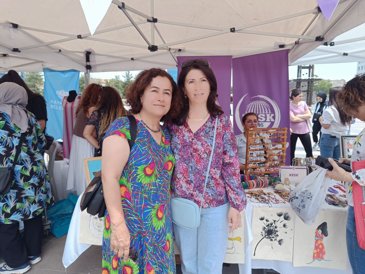 Dağkapı Meydanı’ndaydık!

Diyarbakır Büyükşehir Belediyesi Kadın ve Aile Hizmetleri Dairesi Başkanlığı öncülüğünde; Kent Konseyi Kadın Meclisi, ilçe belediyeleri ve sivil toplum örgütlerinin desteğiyle düzenlenen Amed Kadın Emek ve Kültür Sanat Buluşmasına katılım sağladık.