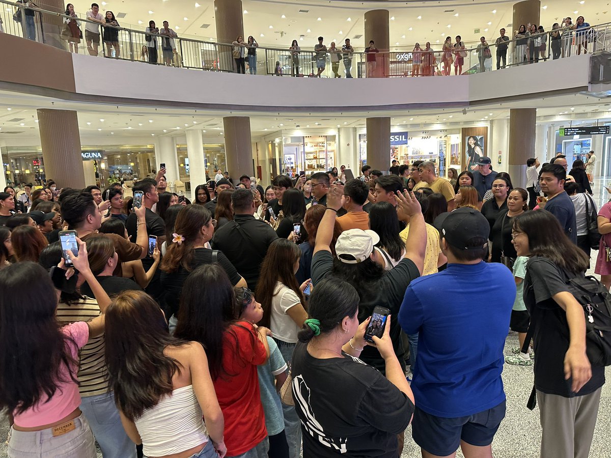 Niana Guerrero with Nianasters Cebu 🤩 thank you sa time guys!

Sa mga team Luzon jan, don't worry kasi Niana wants to host one there, too! Hopefully this year, so abang lang kayo!!

Hopefully this time yung venue na tayo tayo lang 🥰

<a href="/nianaguerrero/">Niana</a>