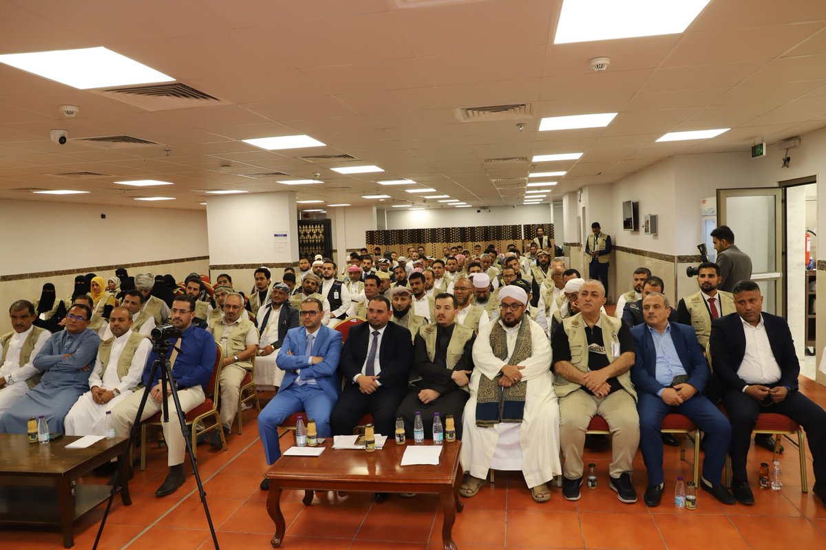 بتوفيق الله، عقدنا اجتماعاً موسّعاً بمقر البعثة اليمنية في مكة المكرمة، ضمّ الإخوة والأخوات رؤساء وأعضاء اللجان الميدانية العاملة في موسم حج 1446هـ. أكدتُ خلاله على أن خدمة ضيوف الرحمن مسؤولية عظيمة وشرف لا يُضاهى، وهو ما يتطلب إخلاص النية، والانضباط، والعمل بروح الفريق الواحد،
