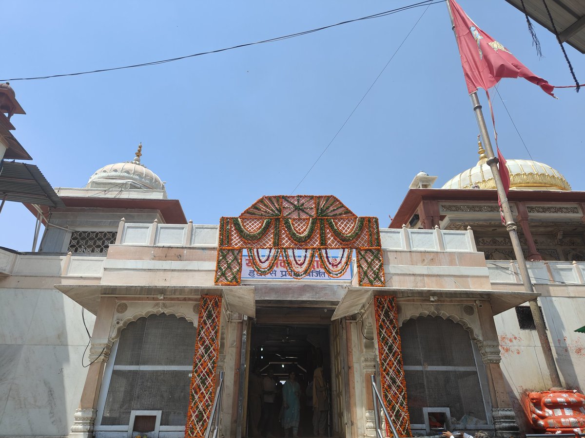 SAMARTHMBANSAL1's tweet photo. 1. Shri Kaila Devi Mandir, Karauli, Rajasthan 🙏🕉️
2. Shri Madan Mohan Ji Maharaj, Karauli, Rajasthan. 🙏🚩
Maa Kaila Devi ki Jai 🙏🕉️
Madan Mohan Maharaj ki Jai 🙏🕉️🚩
#KailaDeviTemple #MadanMohanTemple #JaiShreeKrishna #SanatanDharma #HarHarMahadev https://t.co/NScHntXEzp
