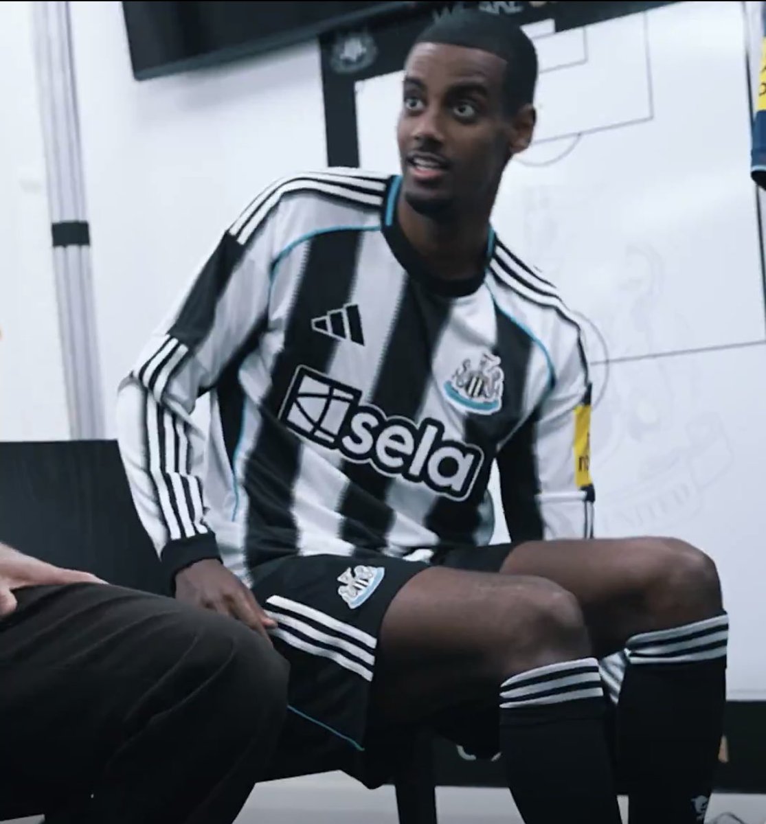 You’ve got a standing order to my accounts these days <a href="/adidas/">adidas</a> <a href="/NUFC/">Newcastle United</a> ….  Long sleeves are back 🥰 #NUFC