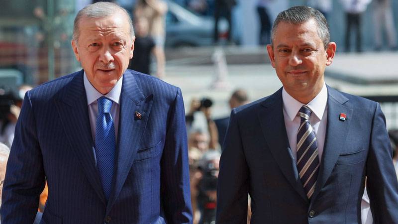 🔴Özgür Özel, Erdoğan'ın anayasa çağrısına kapıyı kapattı: 

📌"Hukuk tanımayanlarla müzakere edilmez, mücadele edilir; önce AYM ve AİHM kararlarına uysun." 
t24.com.tr/haber/chp-lide…