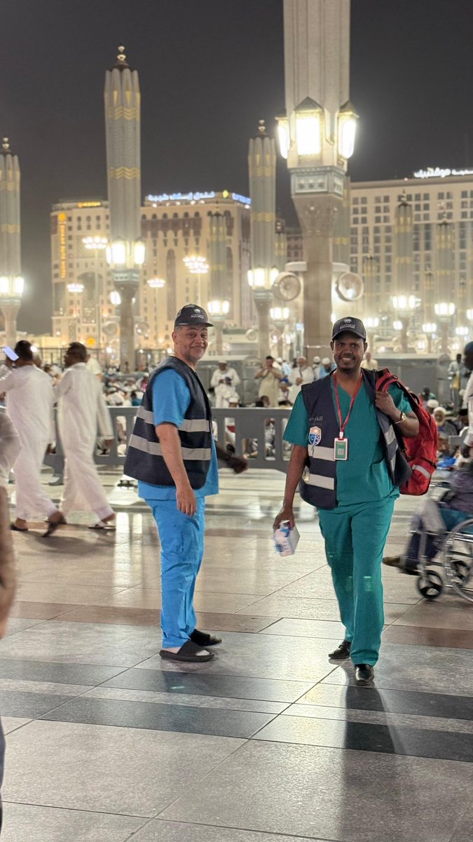 MedinaVolunteer's tweet photo. فرق #التطوع_الصحي بفرع #وزارة_الصحة  بمنطقة المدينة المنورة تباشر مهام أعمالها في تقديم الخدمات الصحية والإسعافية للزوار والحجاج بالمسجد النبوي الشريف بالتعاون مع @alrayancolleges https://t.co/mK8CKcJXAU
