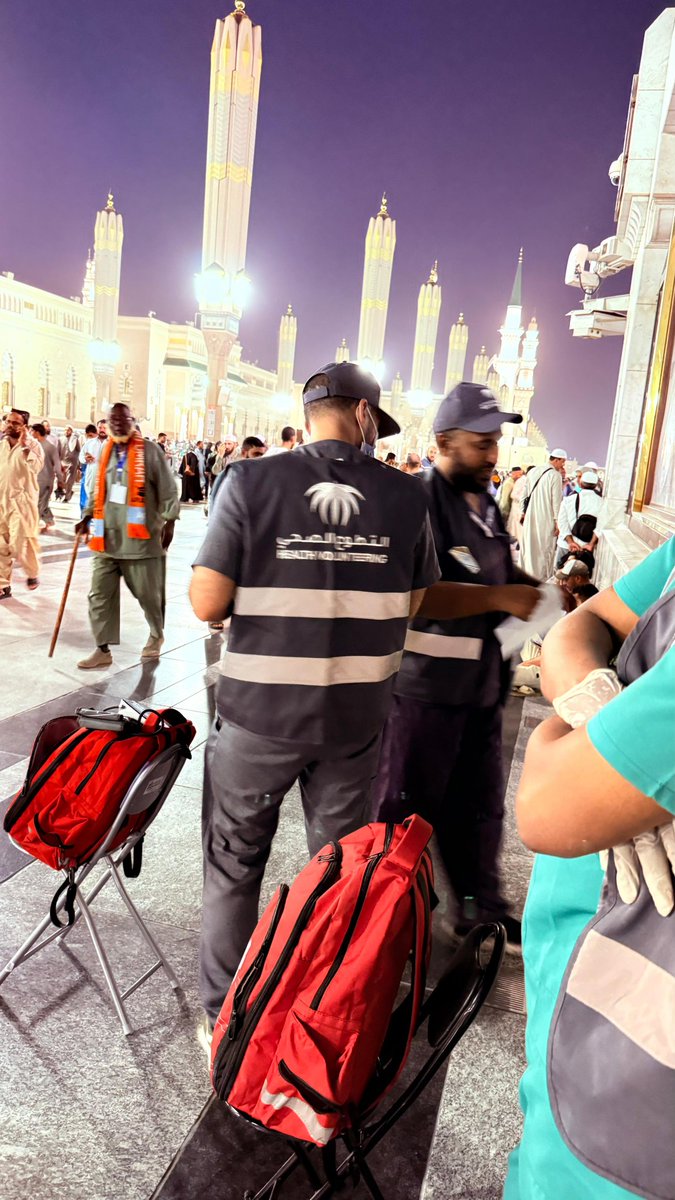 فرق #التطوع_الصحي بفرع #وزارة_الصحة  بمنطقة المدينة المنورة تباشر مهام أعمالها في تقديم الخدمات الصحية والإسعافية للزوار والحجاج بالمسجد النبوي الشريف بالتعاون مع <a href="/alrayancolleges/">كليات الريان الأهلية</a>