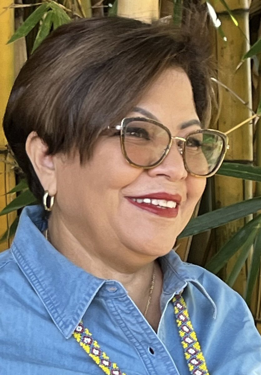 VillegasPoljak's tweet photo. Un voto por amor

Tengo muchos afectos entre quienes son candidatos y candidatas a gobernaciones y diputaciones tanto a la Asamblea Nacional como a los
consejos legislativos estadales. Confío en que serán electos para afrontar, desde sus respectivas posiciones, los enormes desafíos que Venezuela tiene por delante, sobre todo los vinculados con nuestra cultura, identidad e integridad nacional. De todos ellos, hay una que ocupa un lugar especial en mi corazón: mi hermana Asia Villegas, una de las candidatas por la lista nacional del PSUV, Futuro y demás fuerzas del Gran Polo Patriótico. Si el sufragio fuese a mano alzada, y pudiera votar por ella con las dos manos, lo haría con gusto. No solo por hermana mía, orgulloso como estoy de ella, sino porque la próxima AN ganaría mucho con la seriedad con que Asia asume su trabajo parlamentario, su militancia ejemplar en las más nobles causas y su apoyo incansable a quienes más lo necesitan, en lo concreto, sin cacareo, en todas las horas. Después de tantos años de luchas por la salud colectiva, por las mujeres y los derechos sexuales y reproductivos, y de desvelos en la atención de infinitas urgencias médicas y de toda índole, de los cuales abundan beneficiarios y testigos, bien le caerían a Asia unos tiempos de relativo sosiego y dedicación, por ejemplo, a su nieta Lucía y a una segunda criatura que viene en camino. Pero Asia sabe que el destino de sus afectos, como el de todos los niños y ciudadanos de esta, nuestra Venezuela, está ligado al desarrollo general de las luchas del pueblo venezolano, que tendrán lugar en la AN y en la calle como escenarios determinantes. Por eso su entrega apasionada a las tareas que la Historia le ha encomendado. Este domingo 25 de mayo, a primera hora, la acompañaré a ejercer su derecho al voto y yo ejerceré también el mío. Un voto por amor. #Venezuela