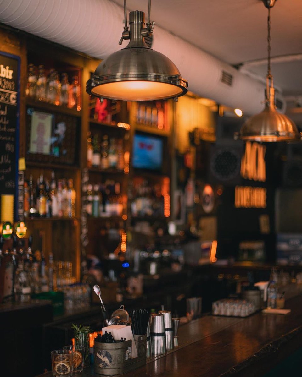 passing by.. 🥂 #corridorist #friday #pera