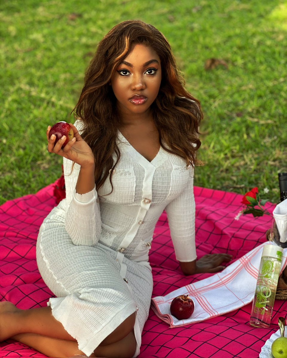 AngelOUnigwe's tweet image. who’s in the garden? 🍎 🐍