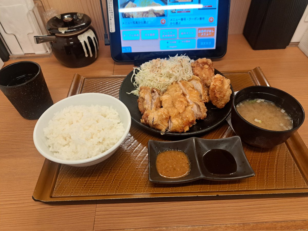 今日は、から好しにて「特盛りから揚げ定食」いただきました😃
平べったく薄いから豚カツかいなと思ったけど😀
旨かったでぇ～
#から好し
#特盛りから揚げ定食