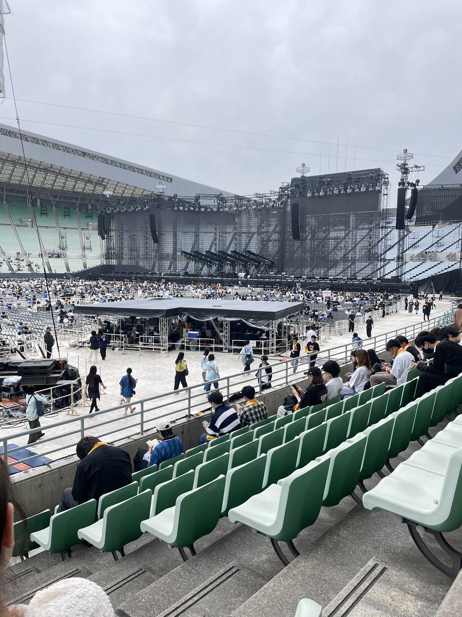necokick15's tweet photo. 5/17と18、ヤンマースタジアム長居
それぞれスタンドEとGからの眺め
#Official髭男dismスタジアムライブ https://t.co/V3BM892lJi