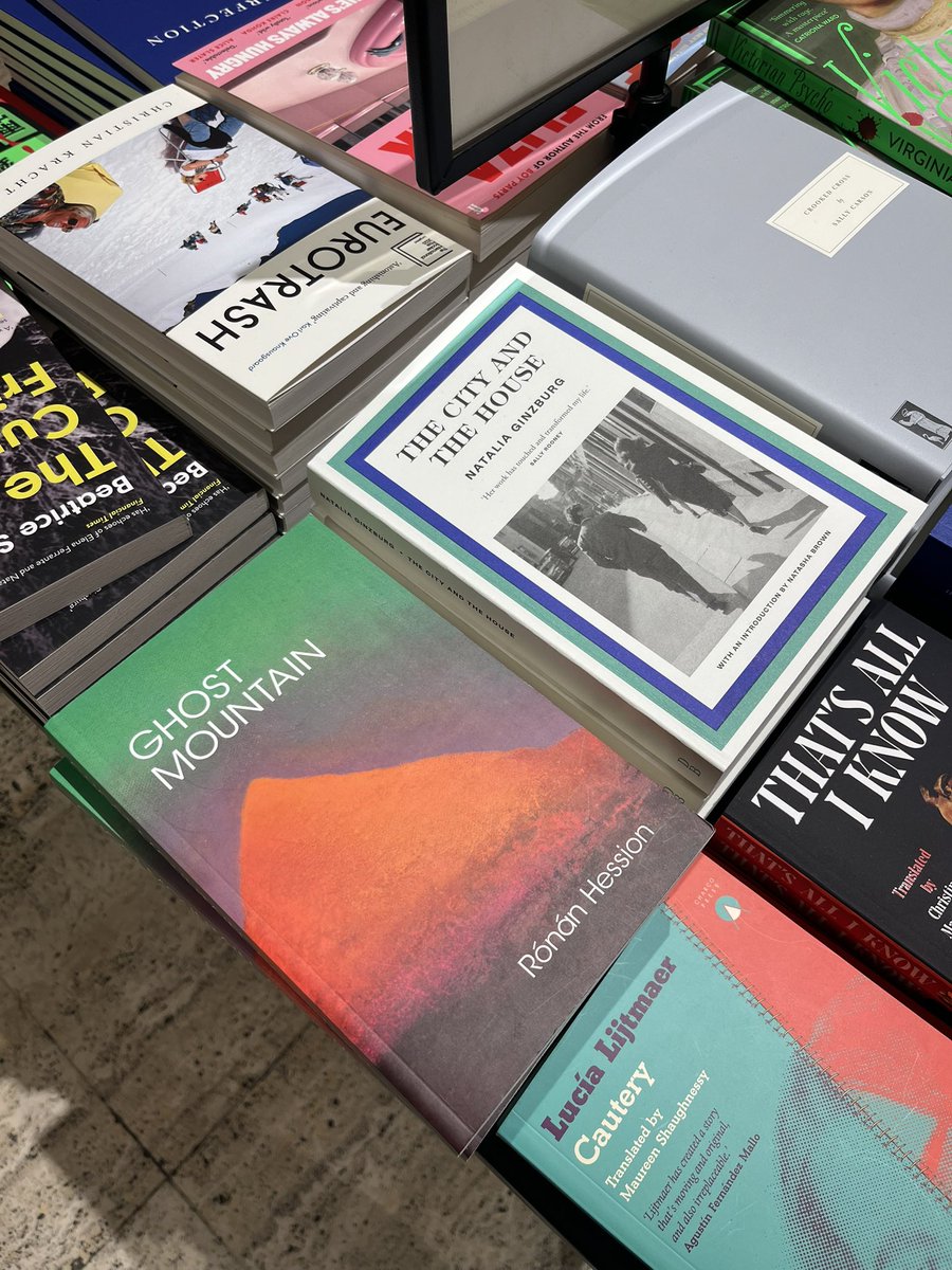 thinkingthread's tweet photo. I had a great evening at the launch of The Orange Notebooks. It was interesting to hear @susannacrossman discuss the book in more depth and great to finally meet her. As always, it was a pleasure to speak to Kevin @Ofmooseandmen (1/3) https://t.co/GfCT5eidef