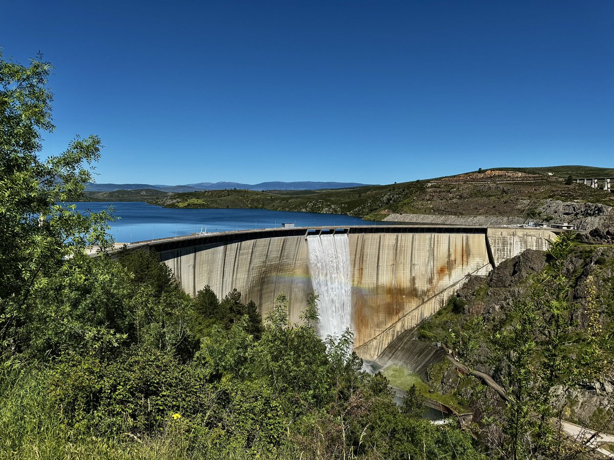 PedroCobo_Foto's tweet photo. Hoy, que no andaba muy lejos, me he asomado al #Atazar para disfrutar de ver el #embalse a tope y soltando agua
Un lujo. https://t.co/oSNSzWmaye