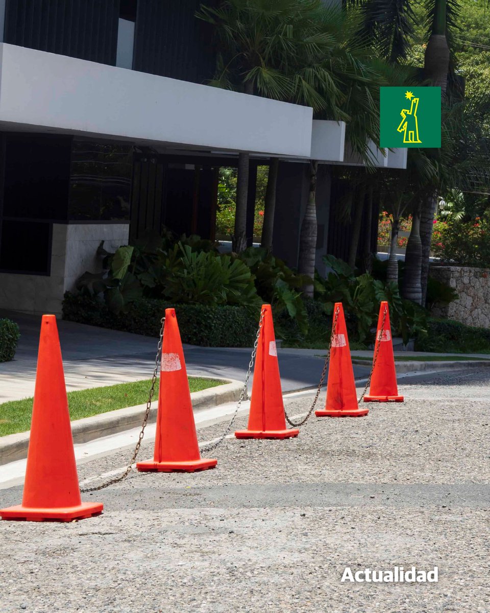 DiarioLibre's tweet photo. 🌇 |#CiudadDL| En sectores acomodados del Distrito Nacional se obstruye ilegalmente el espacio público sin sanciones

🔗https://t.co/bgbiQeqXvB

#DiarioLibre #AceraSecuestrada #Calles #Conos https://t.co/6S2ayqu2x6
