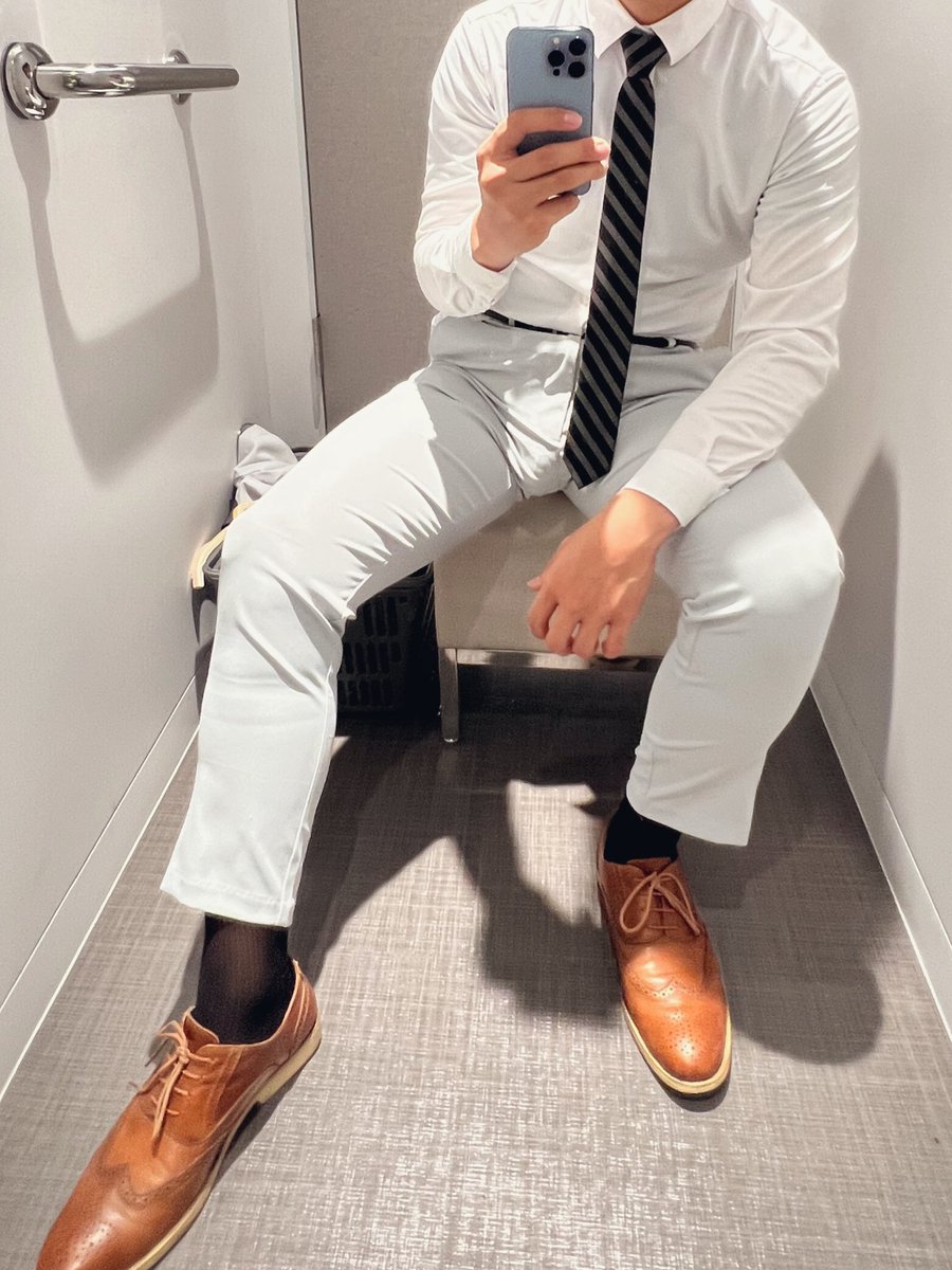 #西裝控是我 #正裝控 #皮鞋絲襪
想在更衣室裡……？
當然是更衣啊,不然咧