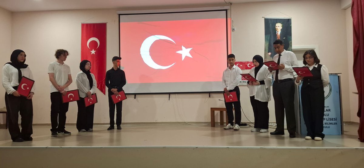 pursaklarfsb's tweet photo. 19 Mayıs Coşkusu Okulumuzda Yaşandı!
Milli Mücadele’nin 106. yılını, şiirler, müzikler ve tiyatro gösterileriyle coşkuyla kutladık.
Emeklerinden dolayı Özlem Dündar ve Zahide Seydioğulları öğretmenlerimize, katkı sunan tüm öğrenci ve öğretmenlerimize teşekkür ederiz.
#19Mayıs https://t.co/rIRN3o1c11