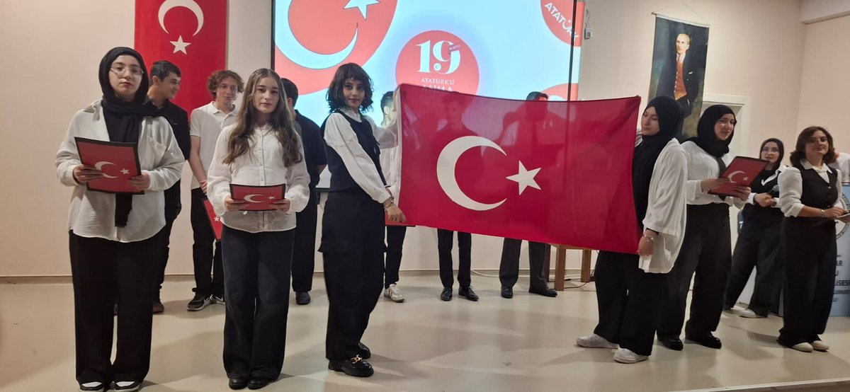 pursaklarfsb's tweet photo. 19 Mayıs Coşkusu Okulumuzda Yaşandı!
Milli Mücadele’nin 106. yılını, şiirler, müzikler ve tiyatro gösterileriyle coşkuyla kutladık.
Emeklerinden dolayı Özlem Dündar ve Zahide Seydioğulları öğretmenlerimize, katkı sunan tüm öğrenci ve öğretmenlerimize teşekkür ederiz.
#19Mayıs https://t.co/rIRN3o1c11