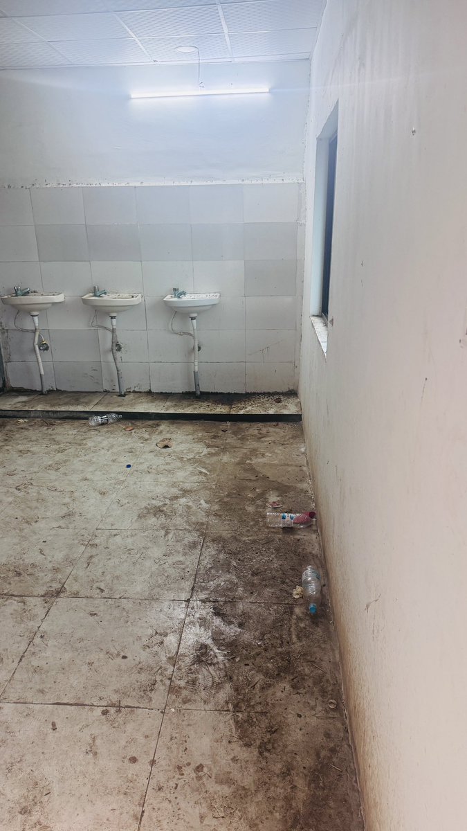 ANANDRCHANDAK's tweet photo. How mission 2047 can be accomplished ; if basic necessity’s can not be maintained ! Situation of public toilet at Dusarbid Toll Plaza #samruddhi @MSRDCLtd @nitin_gadkari @Dev_Fadnavis @mieknathshinde https://t.co/xJUHB7lgsX
