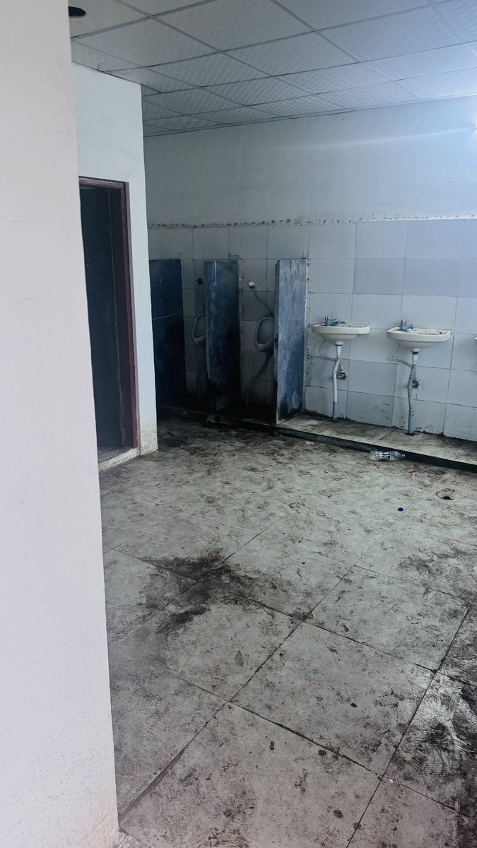 ANANDRCHANDAK's tweet photo. How mission 2047 can be accomplished ; if basic necessity’s can not be maintained ! Situation of public toilet at Dusarbid Toll Plaza #samruddhi @MSRDCLtd @nitin_gadkari @Dev_Fadnavis @mieknathshinde https://t.co/xJUHB7lgsX