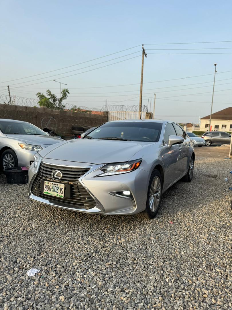 B7Autos's tweet photo. 5 months registered lexus ES350,i personally sold it as tokunbo 5 months ago.19,000,000 https://t.co/azMuG7vZcS