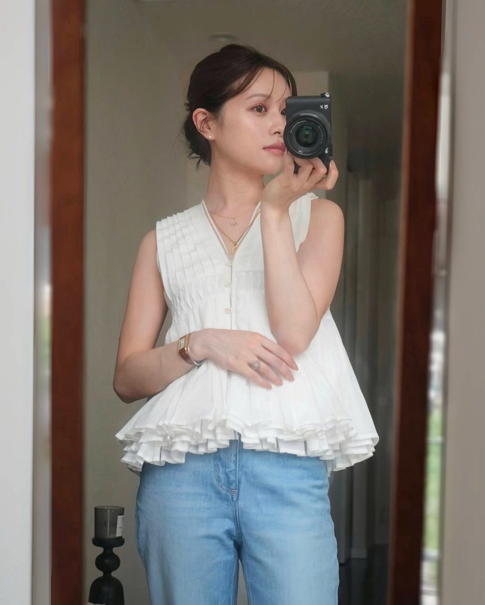 kechupudding's tweet photo. Cotton Tiered Volume Blouse(¥18,700)
プリーツやタックのある服が大好きで、2月の投稿から楽しみにしてた🥰
生地をたっぷり使ったプリーツの広がりと、生地の重なり伝わる裾のデザインが素敵💕
かじまりさんが作るコットンブラウス全部好き🫶🏻
Mist Grayの色味を確認してWhiteと悩もう🫧
#laubeblanc https://t.co/tzzVNGyhIM
