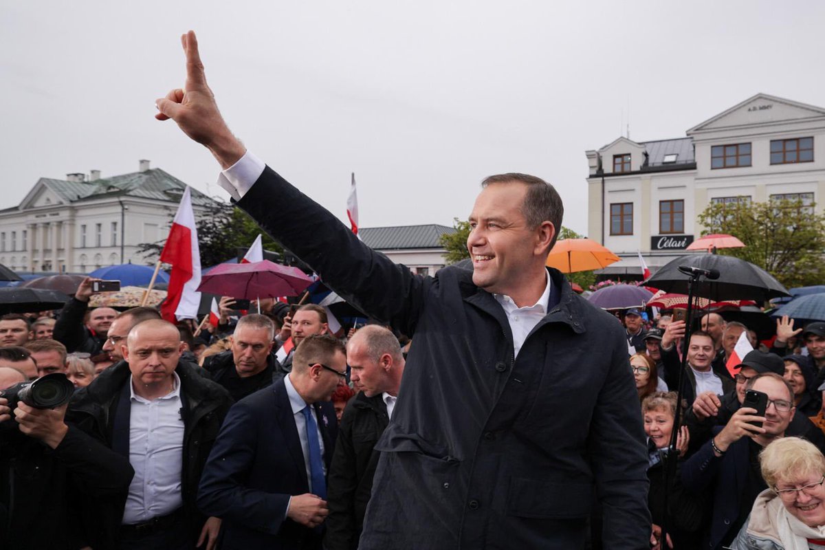agent_tomaszcba's tweet photo. Polska nie potrzebuje estety – potrzebuje lidera.
Nawrocki, nie Trzaskowski.
#LepszaUstawkaNiżParada 
#LepszySilnyNiżTeczowy
#ByleNieTrzaskowski https://t.co/WUHjsKmzVp